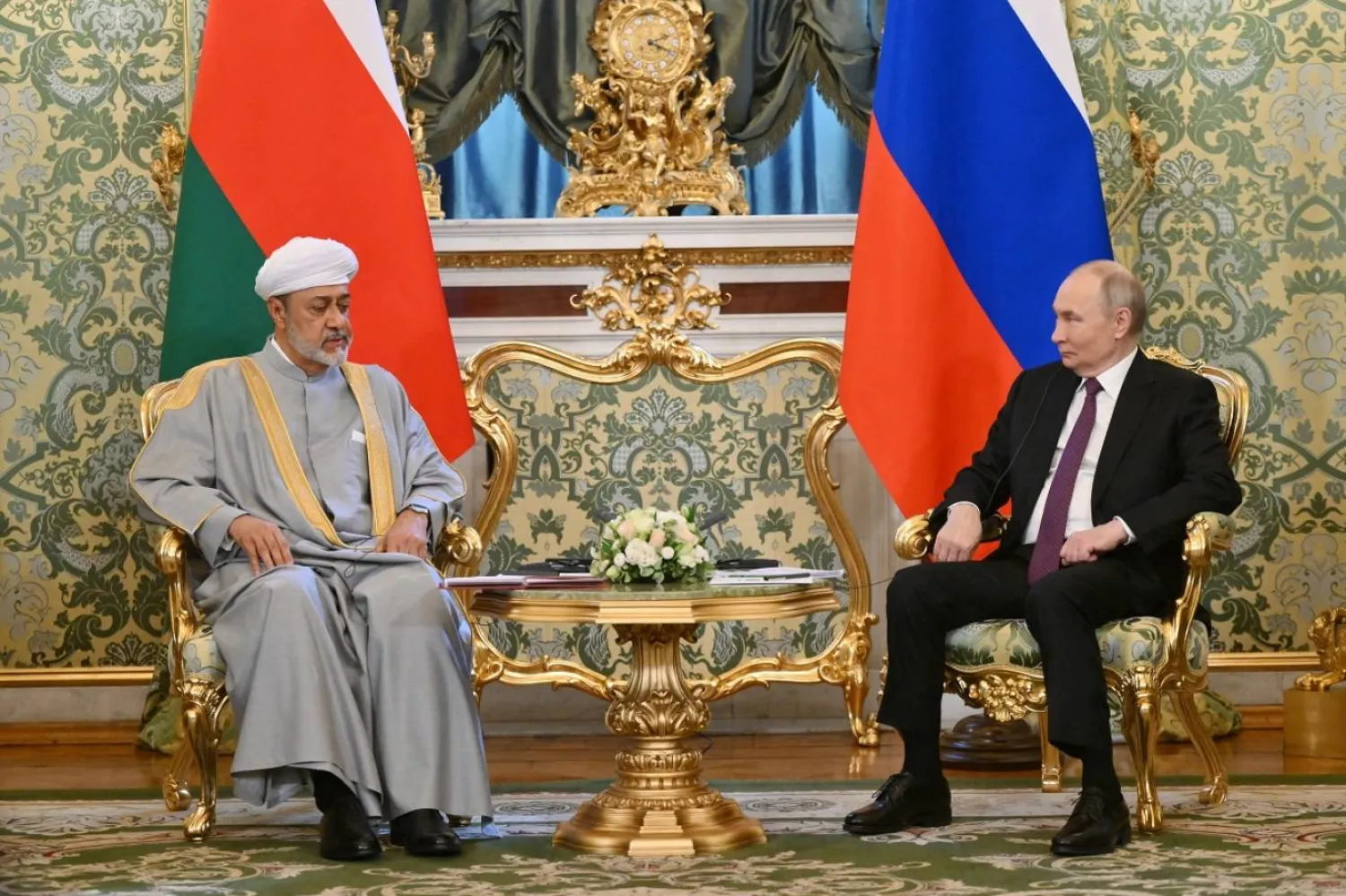 Rusya Devlet Başkanı Vladimir Putin, Umman Sultanı Heysem bin Tarık Al Said'i Kremlin'de kabul etti. (AFP)