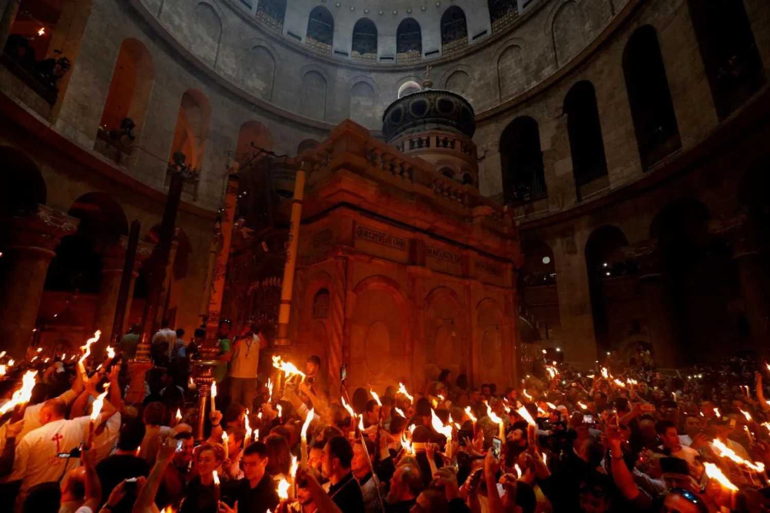 Pek çok Hıristiyan, kilisenin İsa'nın çarmıha gerildiği ve gömüldüğü yer olduğuna inanıyor ve burası önemli bir hac yeri olmaya devam ediyor (AFP)