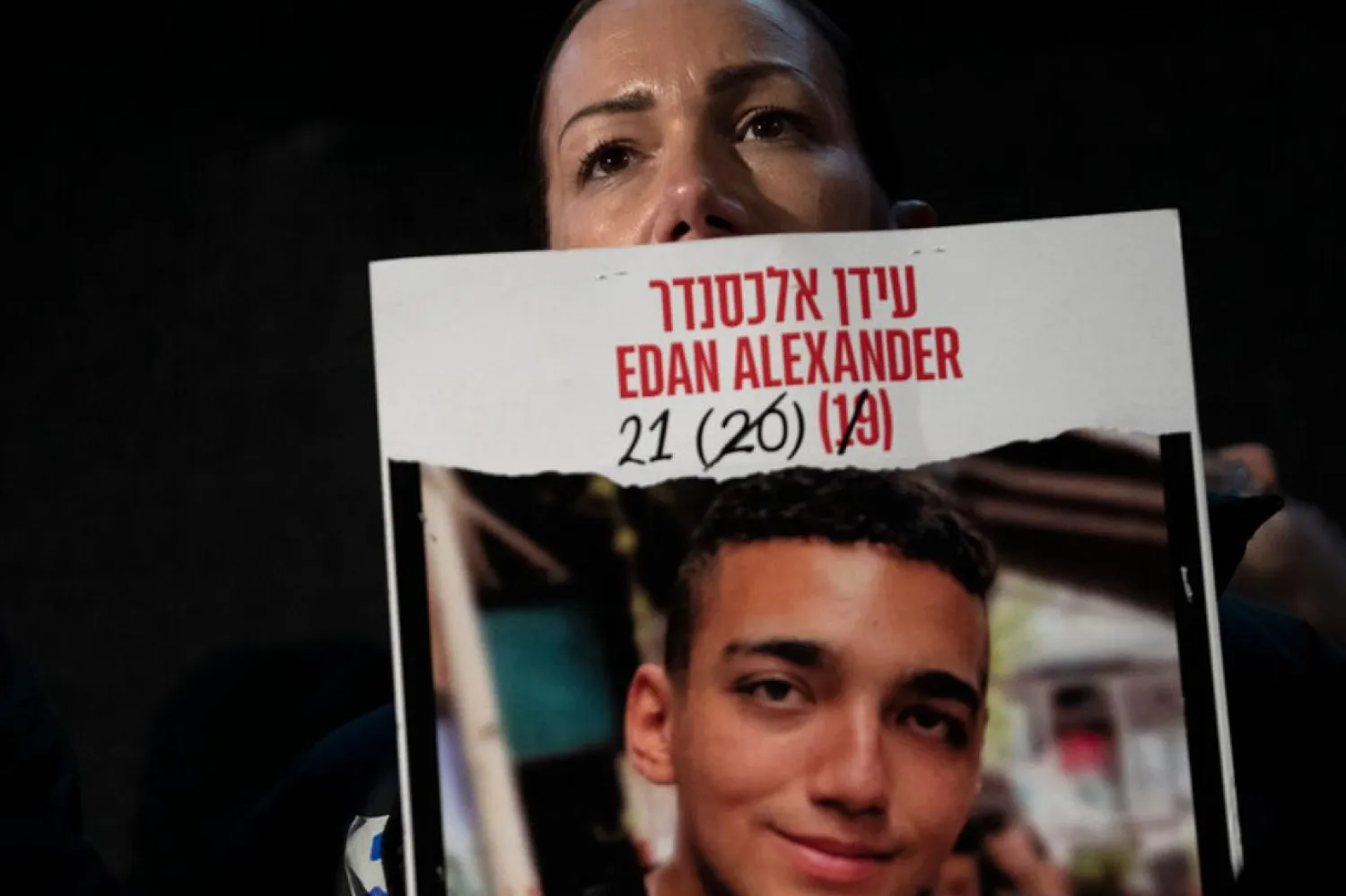 Esir askerin annesi Yael Alexander, geçen ay Tel Aviv'de düzenlenen Netanyahu karşıtı gösterilere oğlunun fotoğrafıyla katılmıştı (AP)