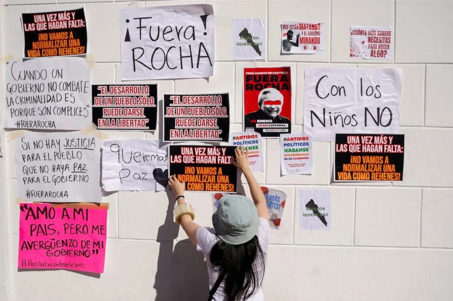 Göstericiler, Sinaloa Valisi Ruben Rocha'nın istifasını isteyen afişler asmıştı (Reuters)