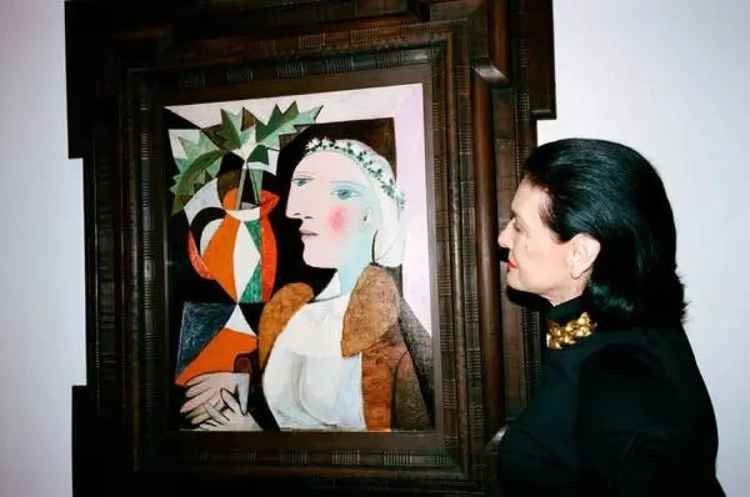 بالوما بيكاسو مع إحدى لوحات والدها (نيويورك تايمز)