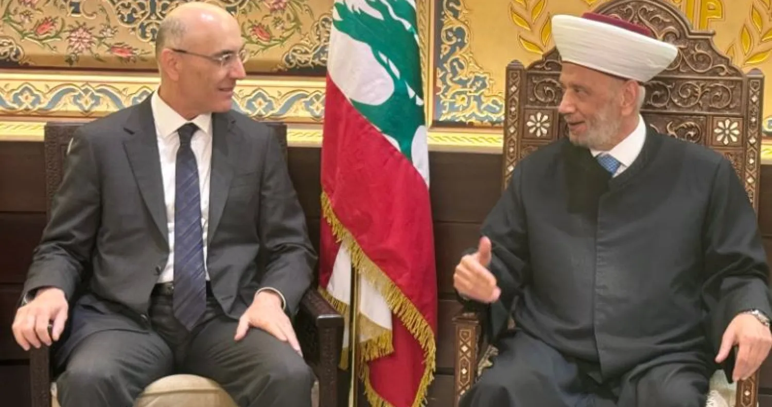 وزير الداخلية أحمد الحجار مجتمعاً مع مفتي الجمهورية عبد اللطيف دريان حيث أكد بعد اللقاء أن «التحديات الأمنية لن تثنينا عن إجراء الاستحقاقات في أوقاتها وأولها الاستحقاق الانتخابي بدءاً بمحافظة جبل لبنان يوم الأحد»... (الوكالة الوطنية للإعلام)