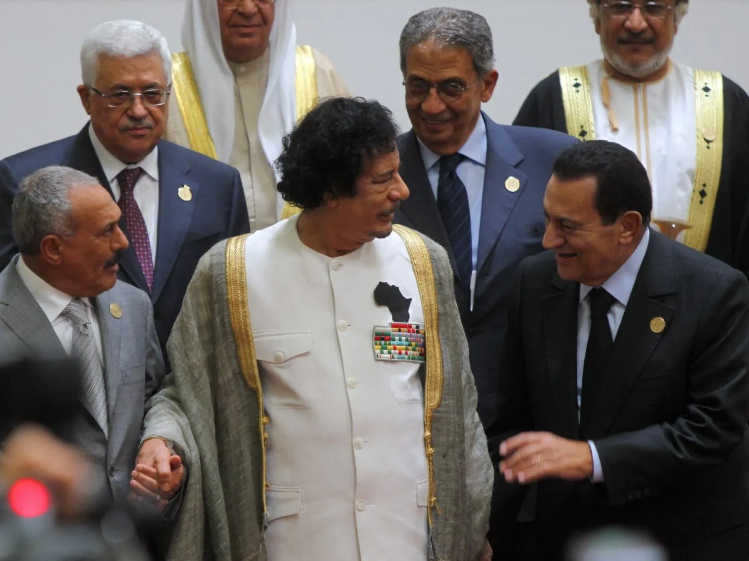 جانب من الصورة التذكارية لآخر قمة جمعت عمرو موسى بمعمر القذافي في سرت الليبية عام 2010 (أ.ف.ب)