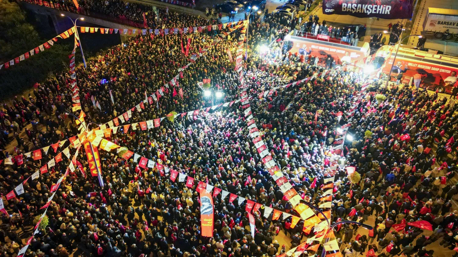 إسطنبول شهدت تجمعاً حاشداً جديداً ليل الأربعاء-الخميس دعماً لرئيس بلديتها المعتقل أكرم إمام أوغلو (حزب «الشعب الجمهوري» - «إكس»)