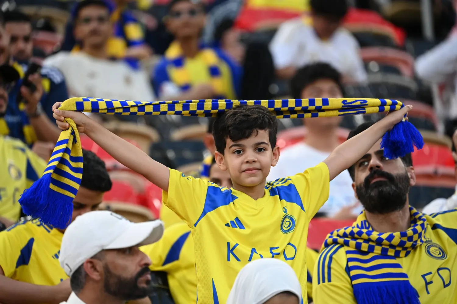 طفل نصراوي يساند فريقه في ملعب الجوهرة المشعة بجدة (تصوير: علي خمج)