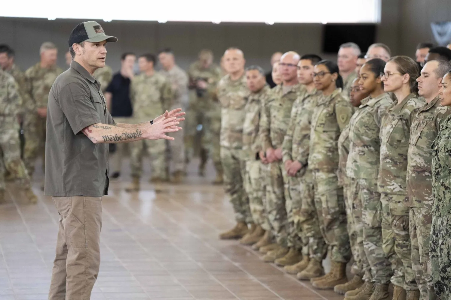 وزير الدفاع الأميركي بيت هيغسيث خلال لقائه جنوداً أميركيين في ولاية نيو مكسيكو الجنوبية (حسابه عبر منصة إكس)
