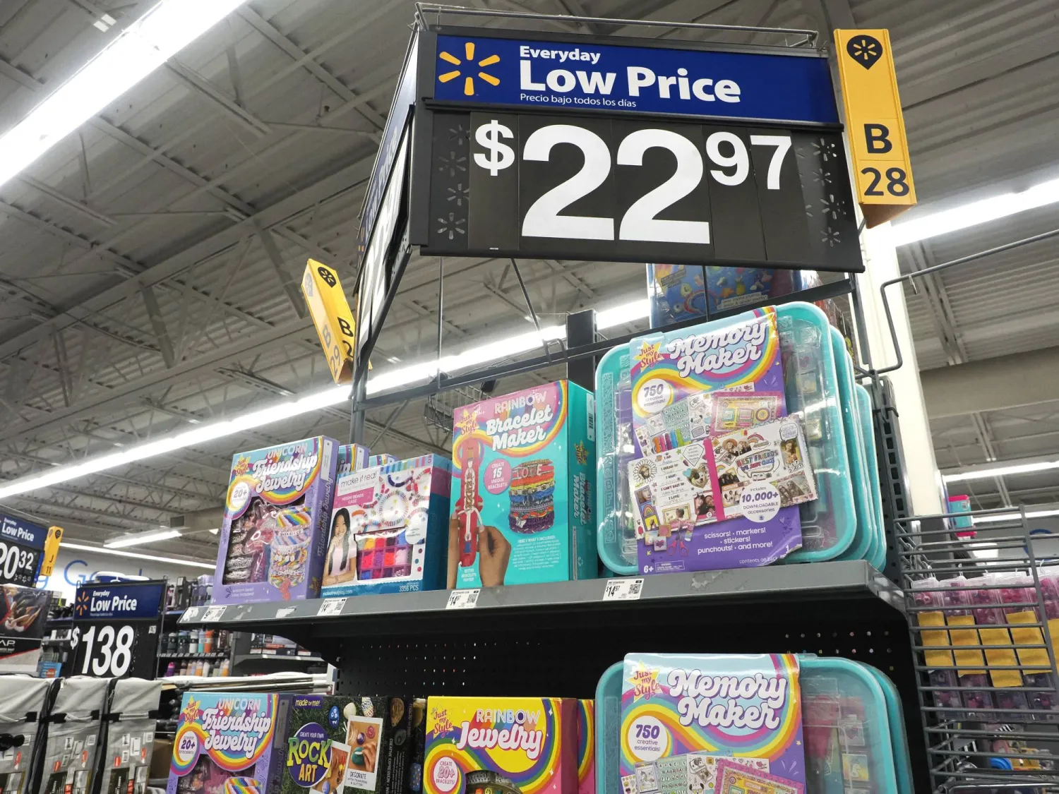 ألعاب مصنعة في الصين معروضة للبيع لدى متجد وول مارت في كاليفورنيا (إ.ب.أ)