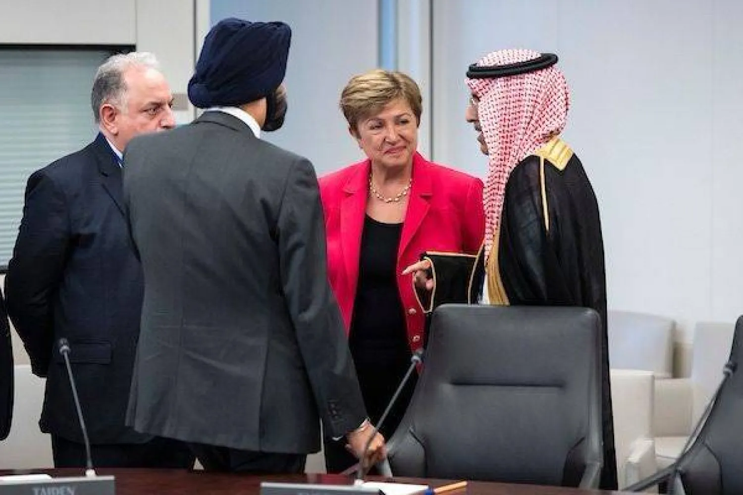 وزير المالية السعودي يتحدث إلى برنية بحضور غورغييفا ورئيس البنك الدولي خلال الاجتماع الخاص بسوريا (لينكد إن)