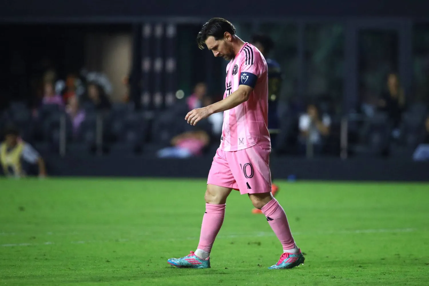 ميسي حزيناً بعد الخروج (أ.ف.ب)