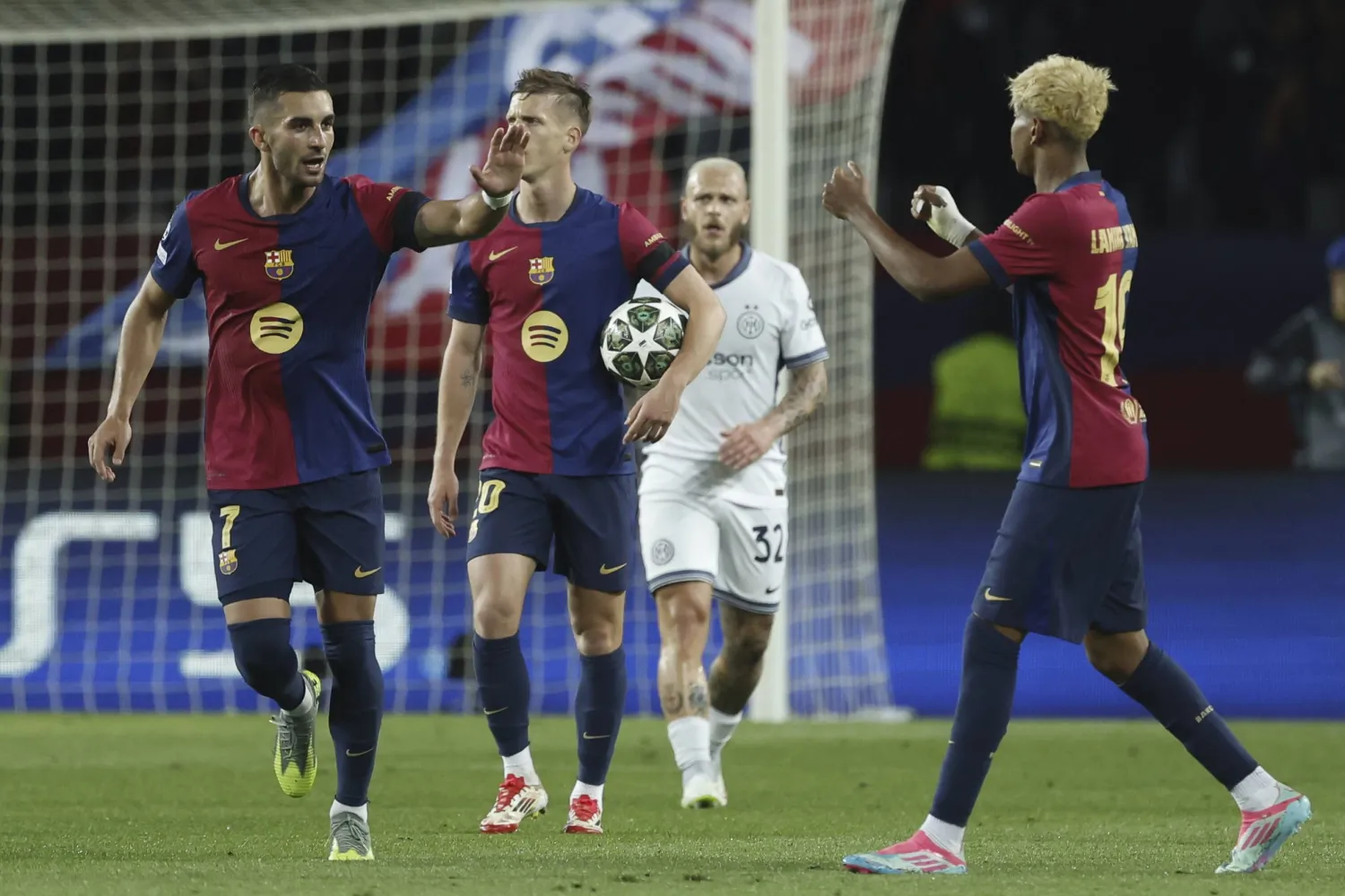 يامال يحتفل عقب هدفه في إنتر (أ.ب)