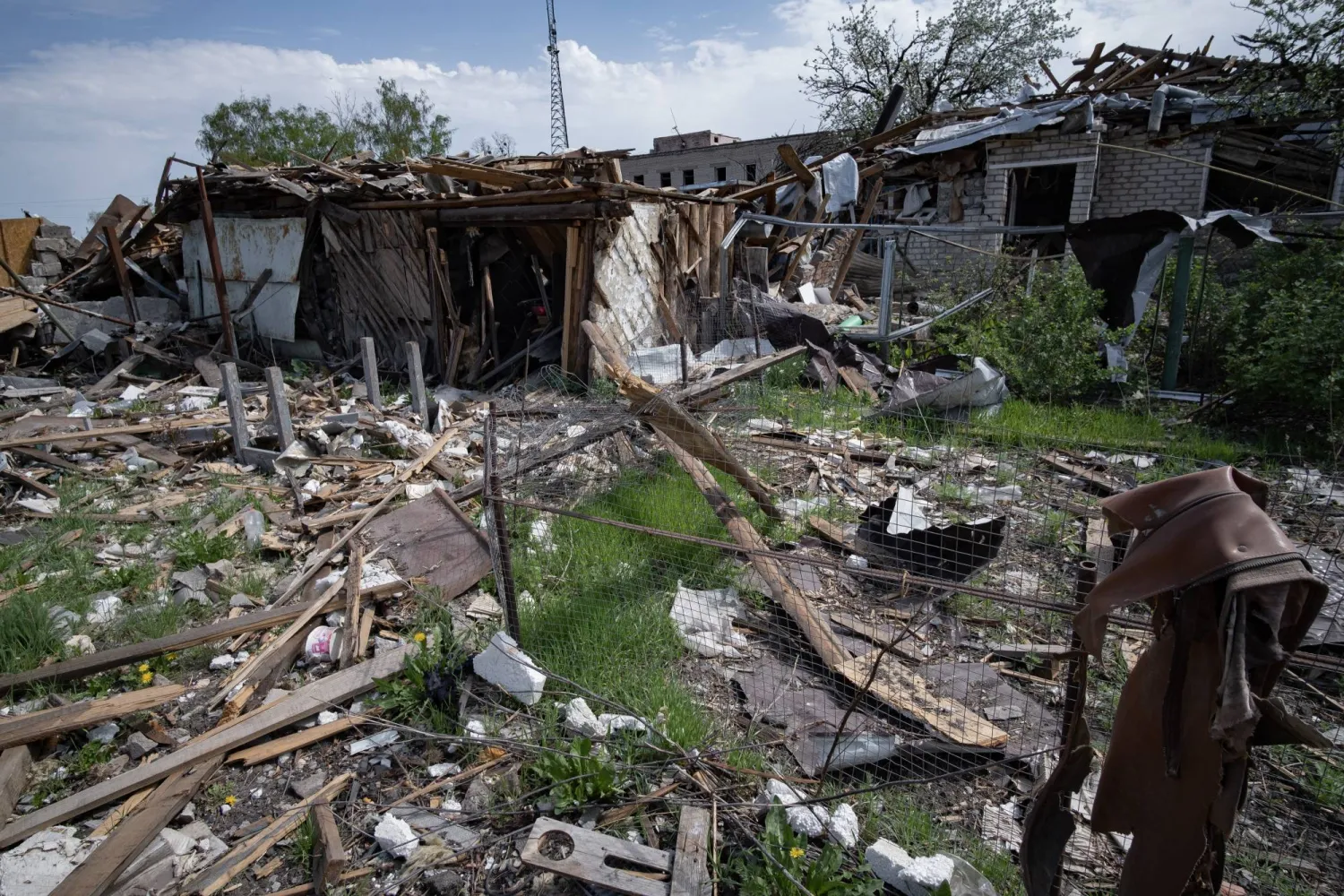 مبانٍ متضررة في بوروفا بمنطقة خاركيف وسط استمرار الغزو الروسي لأوكرانيا (إ.ب.أ)