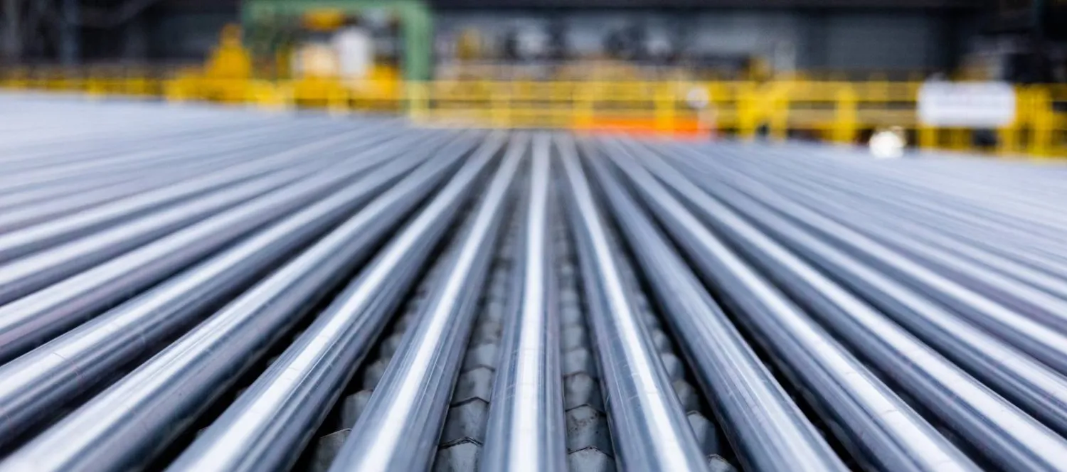 داخل إحدى منشآت «الشركة السعودية لأنابيب الصلب» (الموقع الإلكتروني)