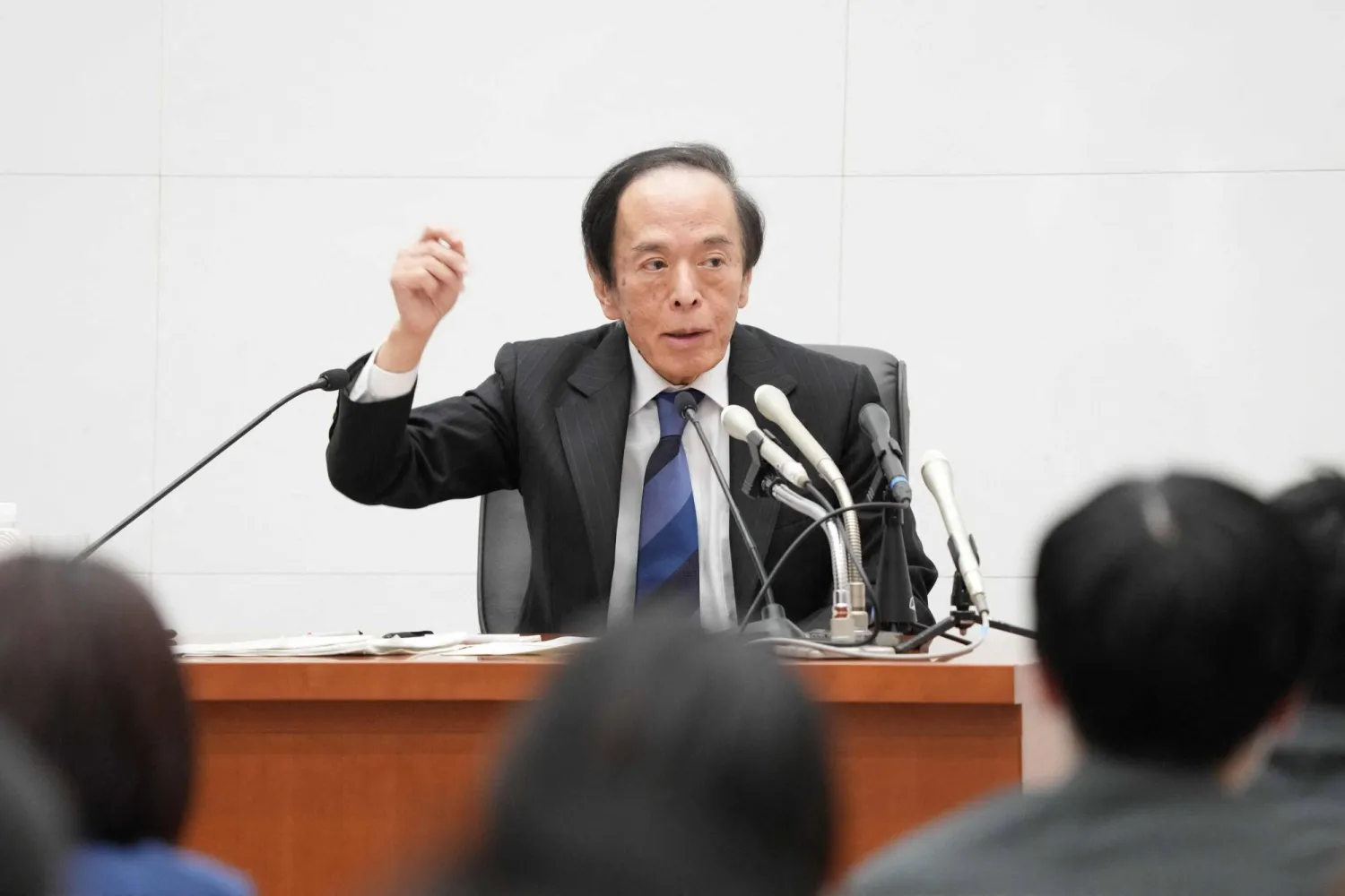 محافظ بنك اليابان المركزي كازو أويدا يتحدث في مؤتمر صحافي يوم الخميس بمقر البنك في العاصمة طوكيو (أ.ف.ب)