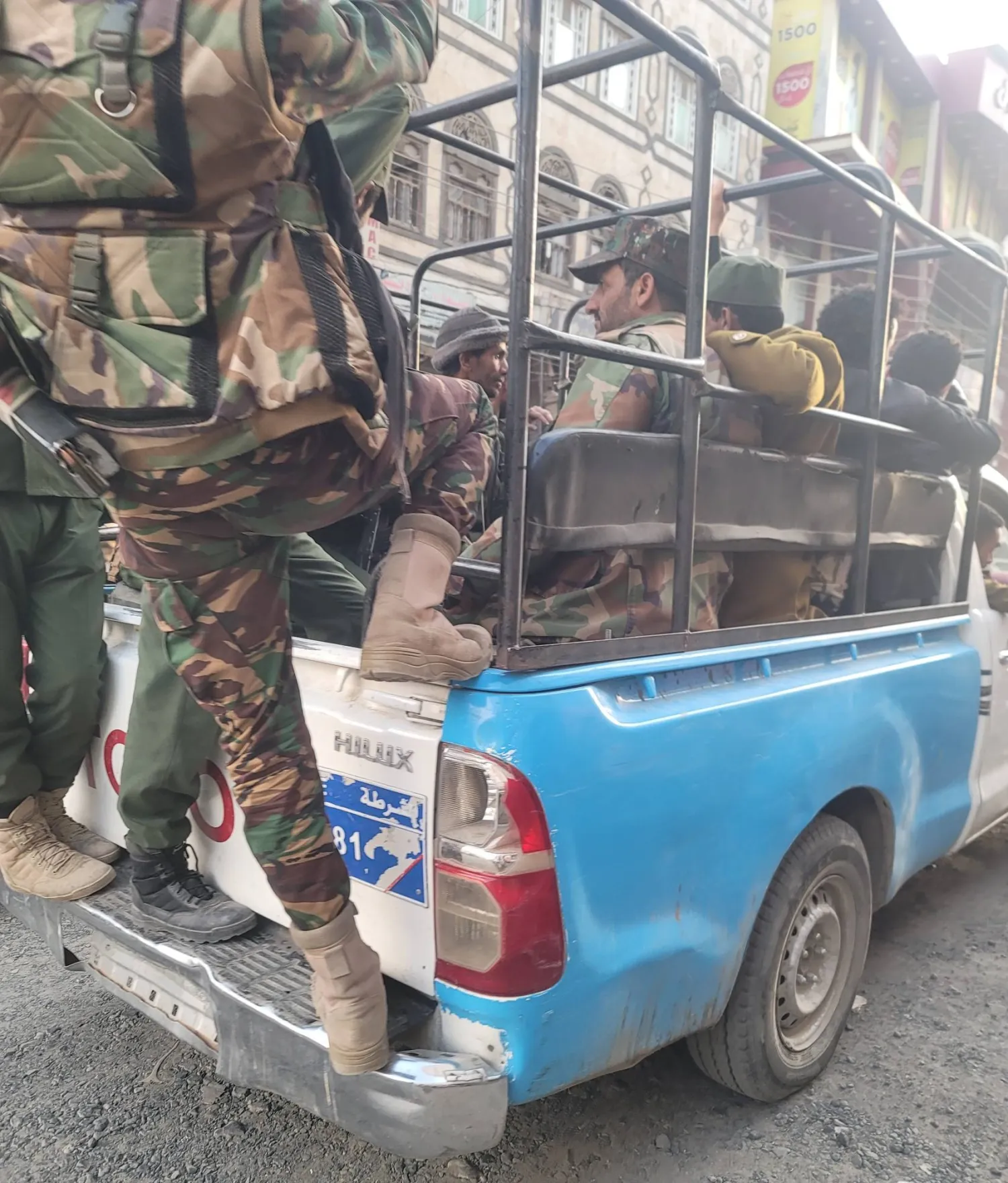 حوثيون على متن دورية أثناء اعتقالهم تجاراً وأصحاب مهن في صنعاء (الشرق الأوسط)