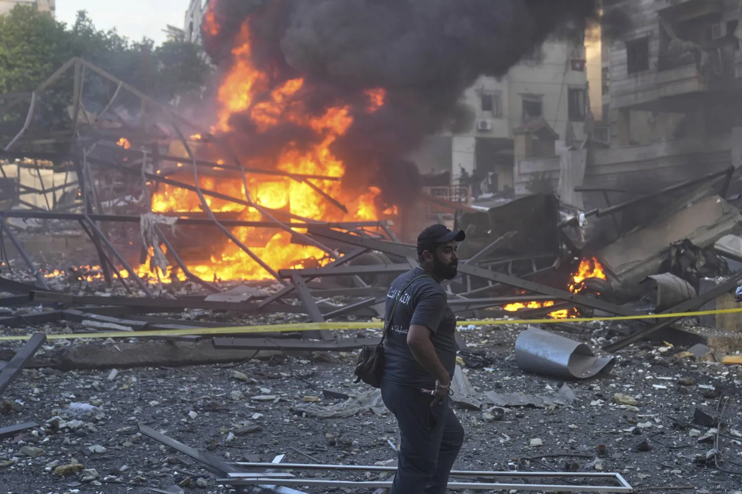 نيران مشتعلة إثر غارة إسرائيلية استهدفت ضاحية بيروت الجنوبية الأسبوع الماضي (أ.ب)