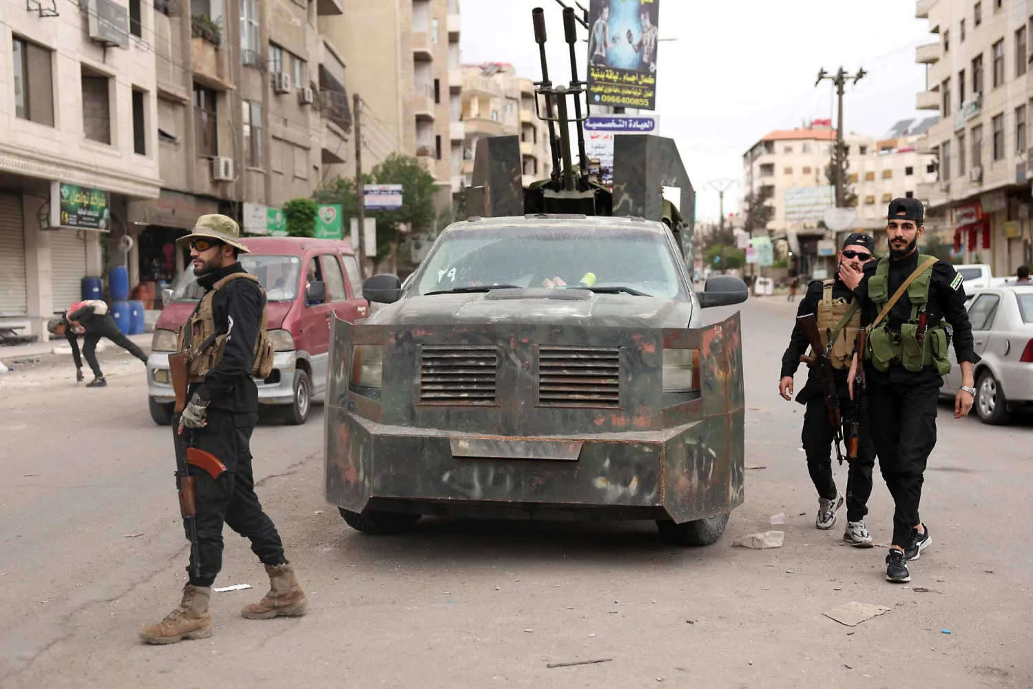 أفراد من قوات الأمن السورية يقفون للحراسة عند نقطة تفتيش بأشرفية صحنايا بالقرب من دمشق 1 مايو 2025 (أ.ف.ب)