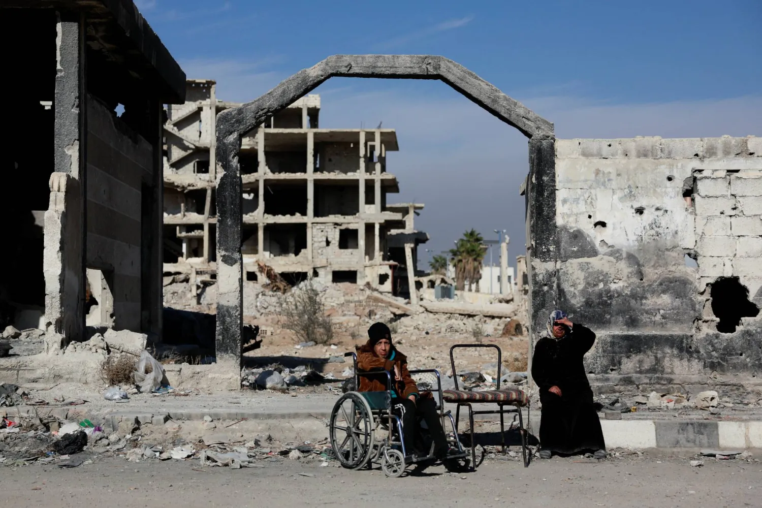 شخص على كرسي متحرك في مخيم اليرموك للاجئين الفلسطينيين جنوب دمشق ديسمبر الماضي (رويترز)