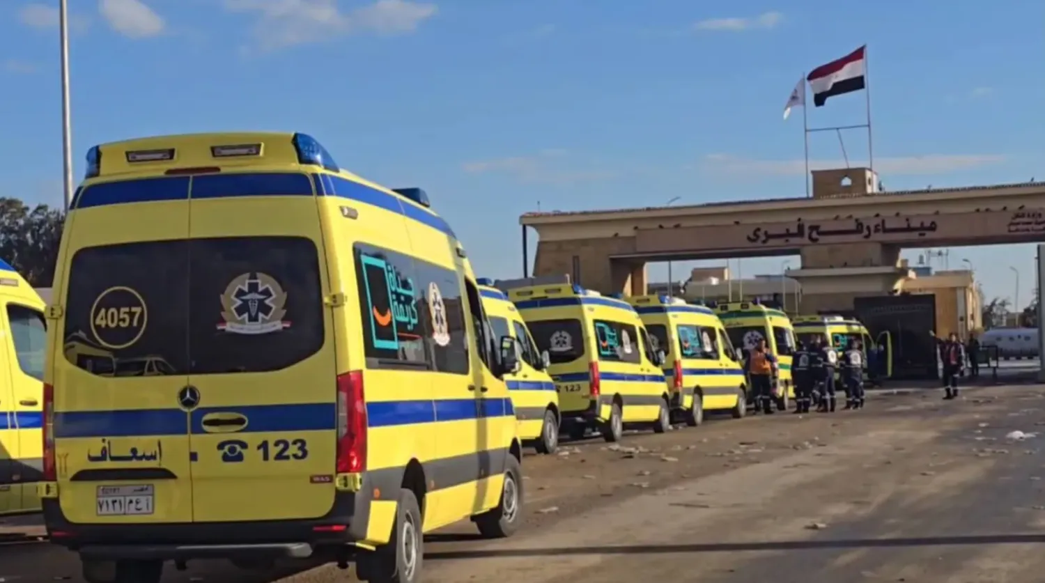 سيارات إسعاف مصرية أمام معبر رفح لنقل الجرحى والمرضى الفلسطينيين (الشرق الأوسط)