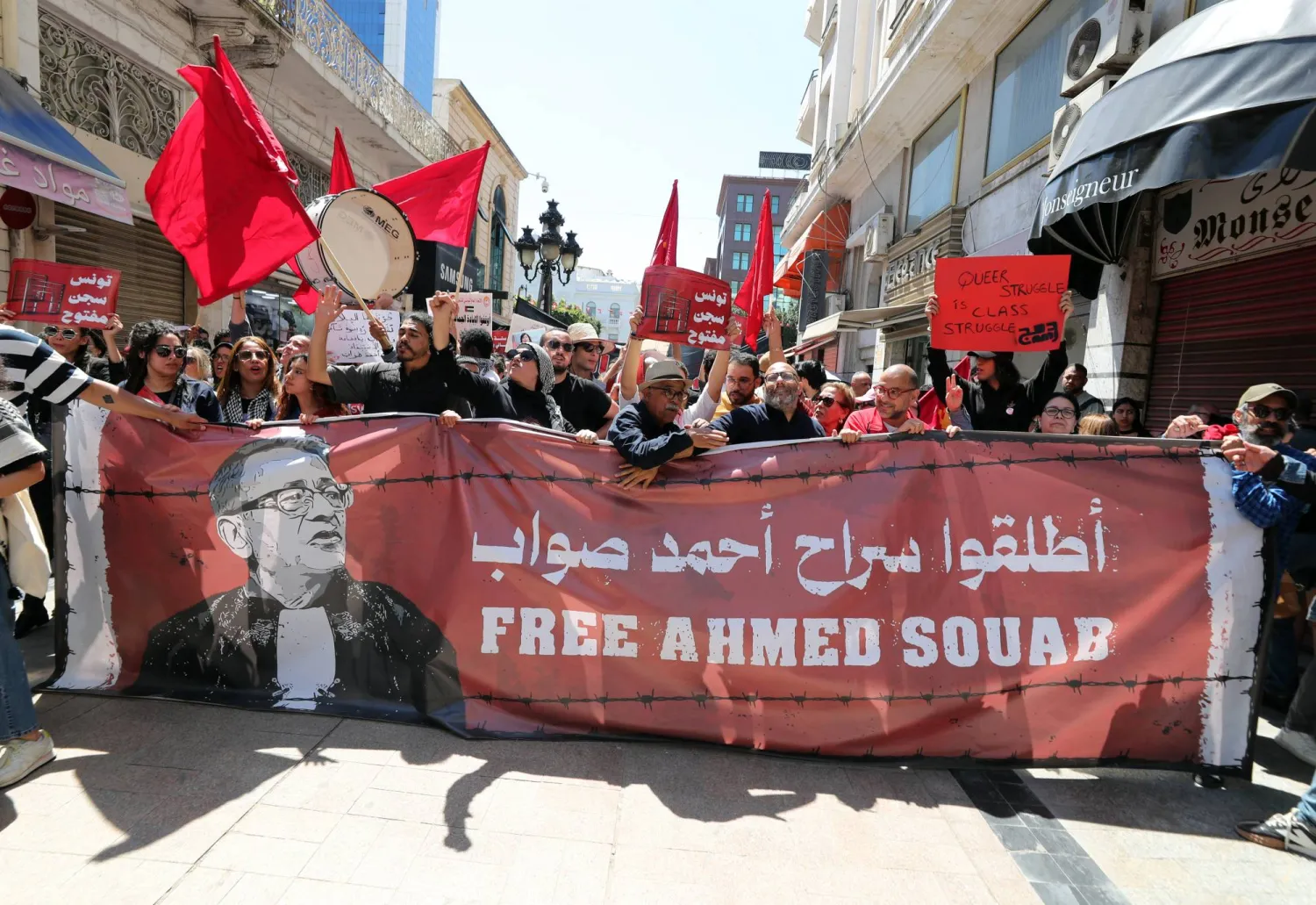 المحتجون رفعوا شعار «أطلقوا سراح صواب... أطلقوا سراح تونس» (إ.ب.أ)