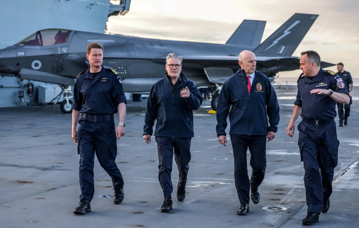 رئيس الوزراء البريطاني كير ستارمر الخميس على متن حاملة الطائرات البريطانية «برنس أوف ويلز» وإلى جانبه وزير الدفاع جون هايلي (رويترز)