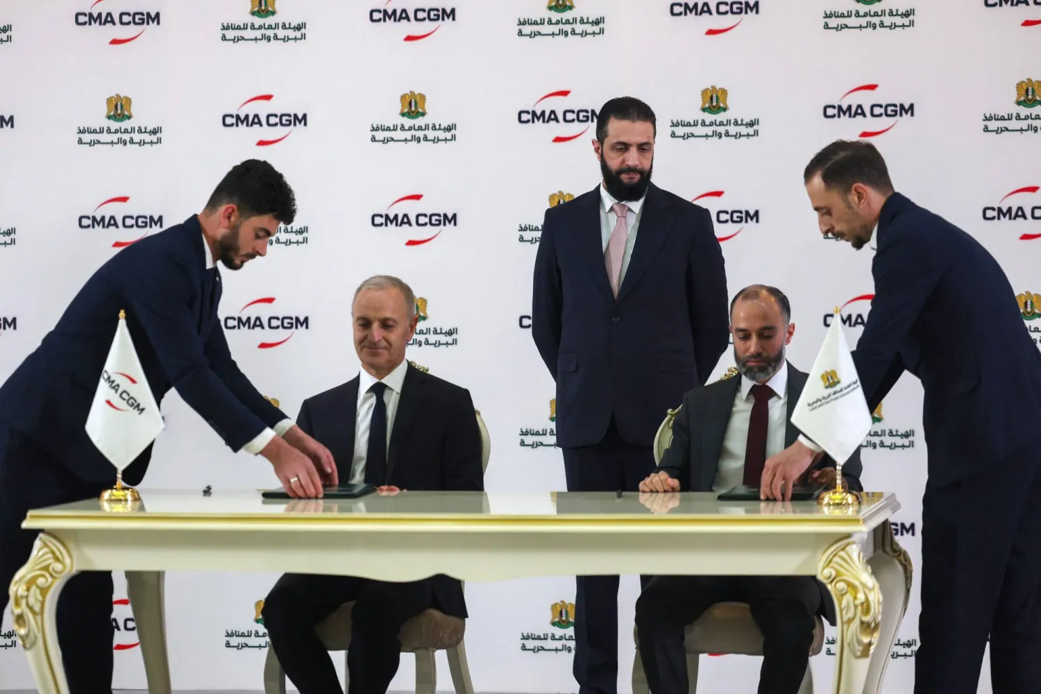 تم توقيع العقد بحضور الرئيس الانتقالي أحمد الشرع بين الهيئة العامة للمنافذ البرية والبحرية مع الشركة الفرنسية في قصر الشعب بدمشق (أ.ف.ب)