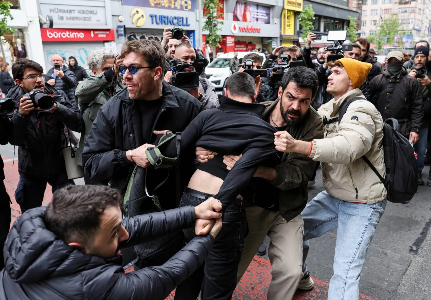 اشتباكات بين شرطة مكافحة الشغب والمتظاهرين في إسطنبول (رويترز)