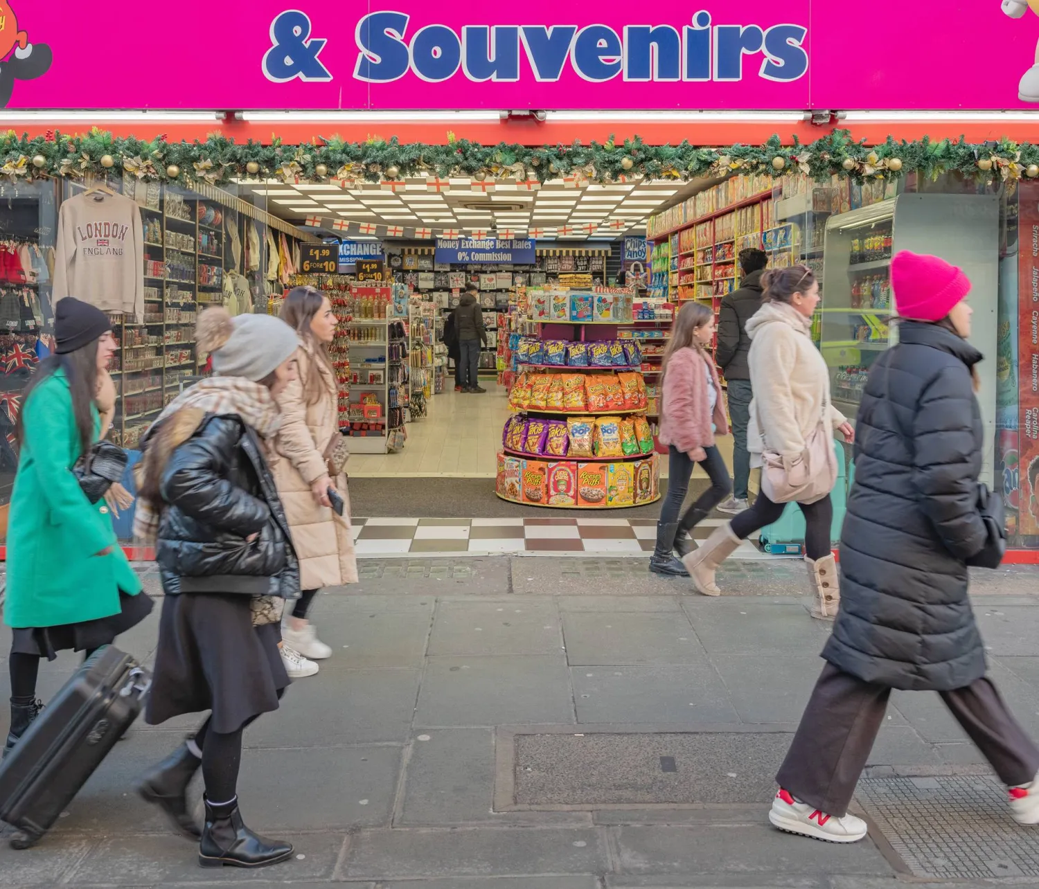 يمرّ زوار بمتجر حلويات وتذكارات أميركية في شارع أكسفورد بلندن (غيتي)