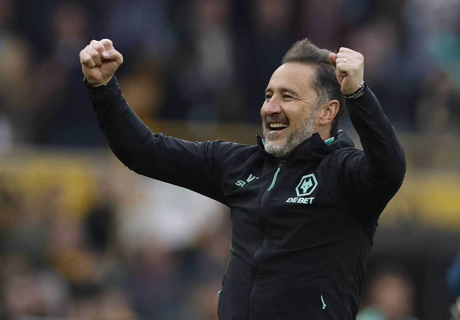 فيتور بيريرا محتفلاً بعد أحد انتصارات فريقه (رويترز)