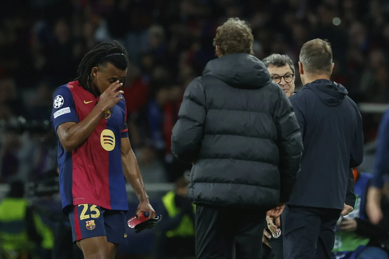 كونديه متأثراً بإصابته أمام الإنتر (أ.ب)