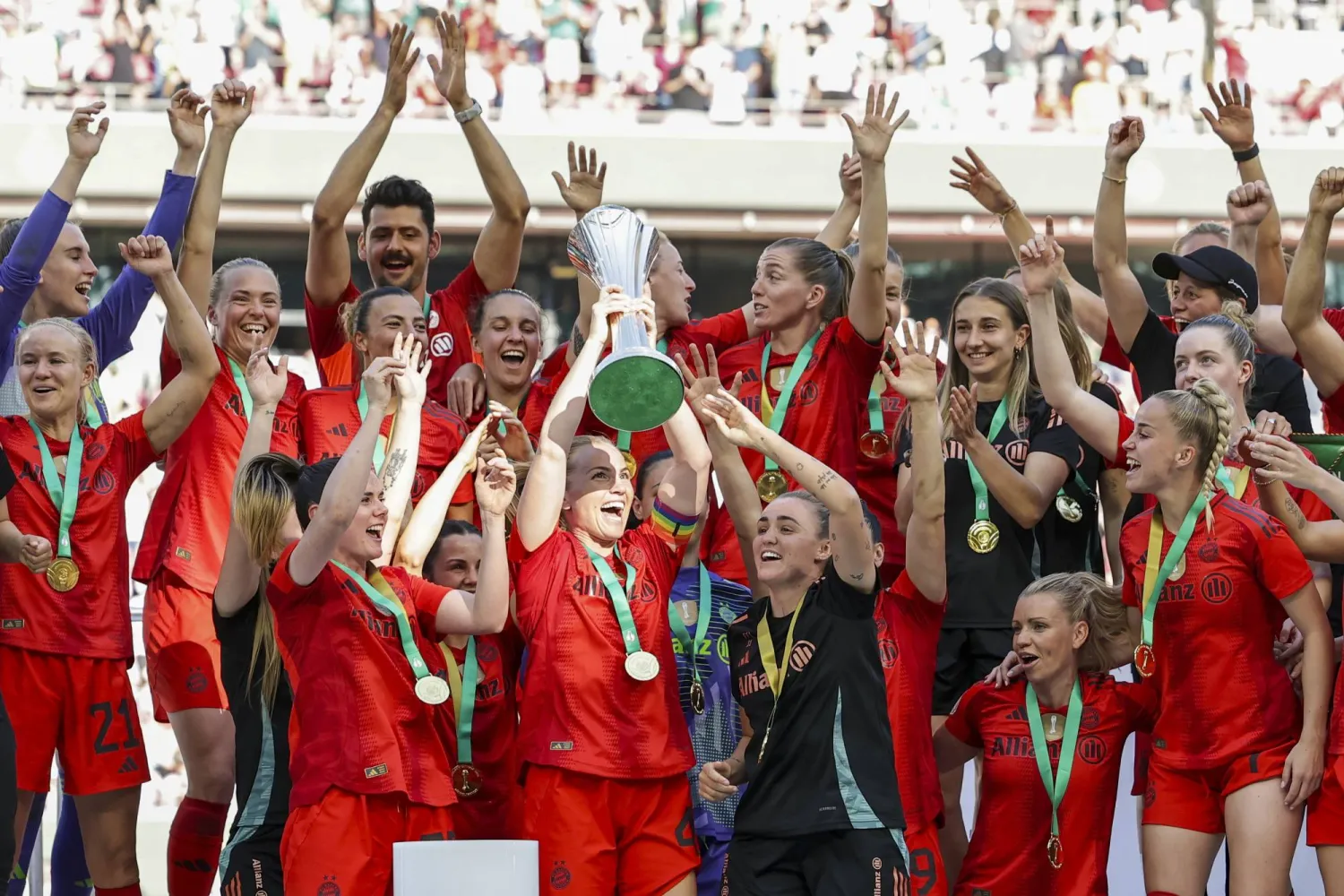 لحظة تتويج سيدات بايرن ميونيخ بالكأس (إ.ب.أ)