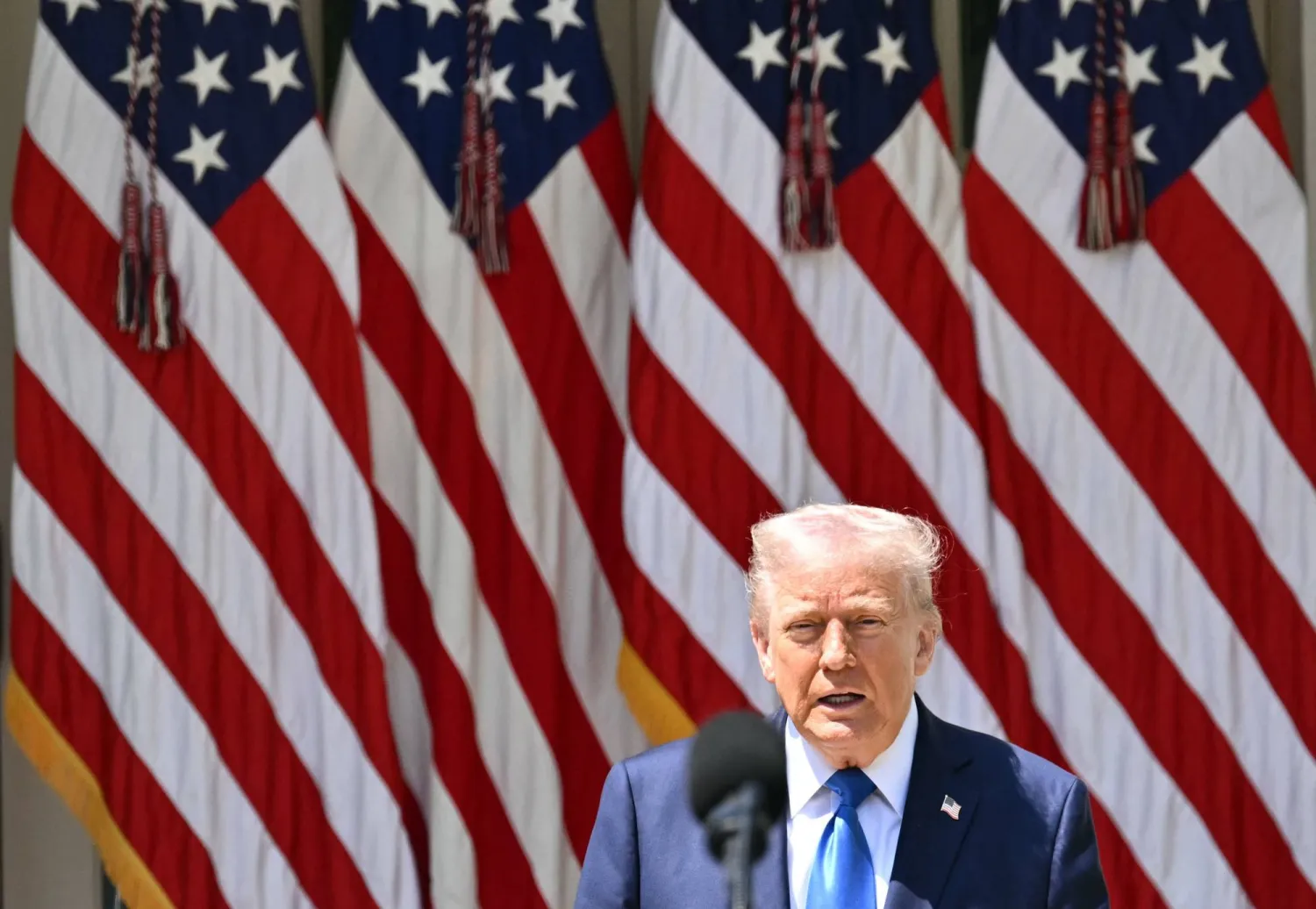 الرئيس الأميركي دونالد ترمب في حديقة البيت الأبيض خلال كلمة في «اليوم الوطني للصلاة» (أ.ف.ب)