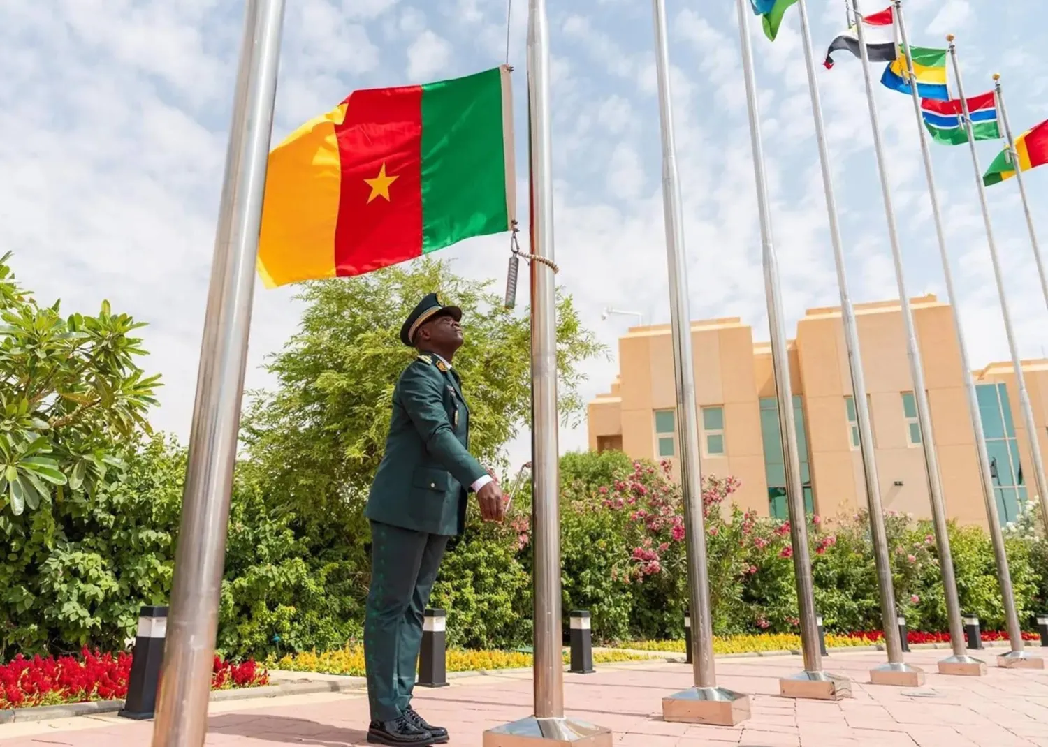 رفع علم الكاميرون بجانب أعلام الدول الـ42 الأعضاء في «التحالف الإسلامي» (واس)