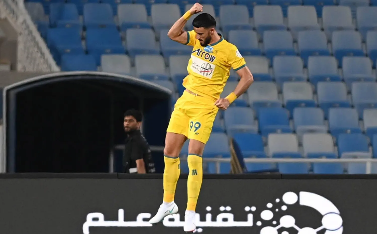 السومة محتفلاً بأحد أهدافه في شباك الرياض (تصوير: بشير صالح)