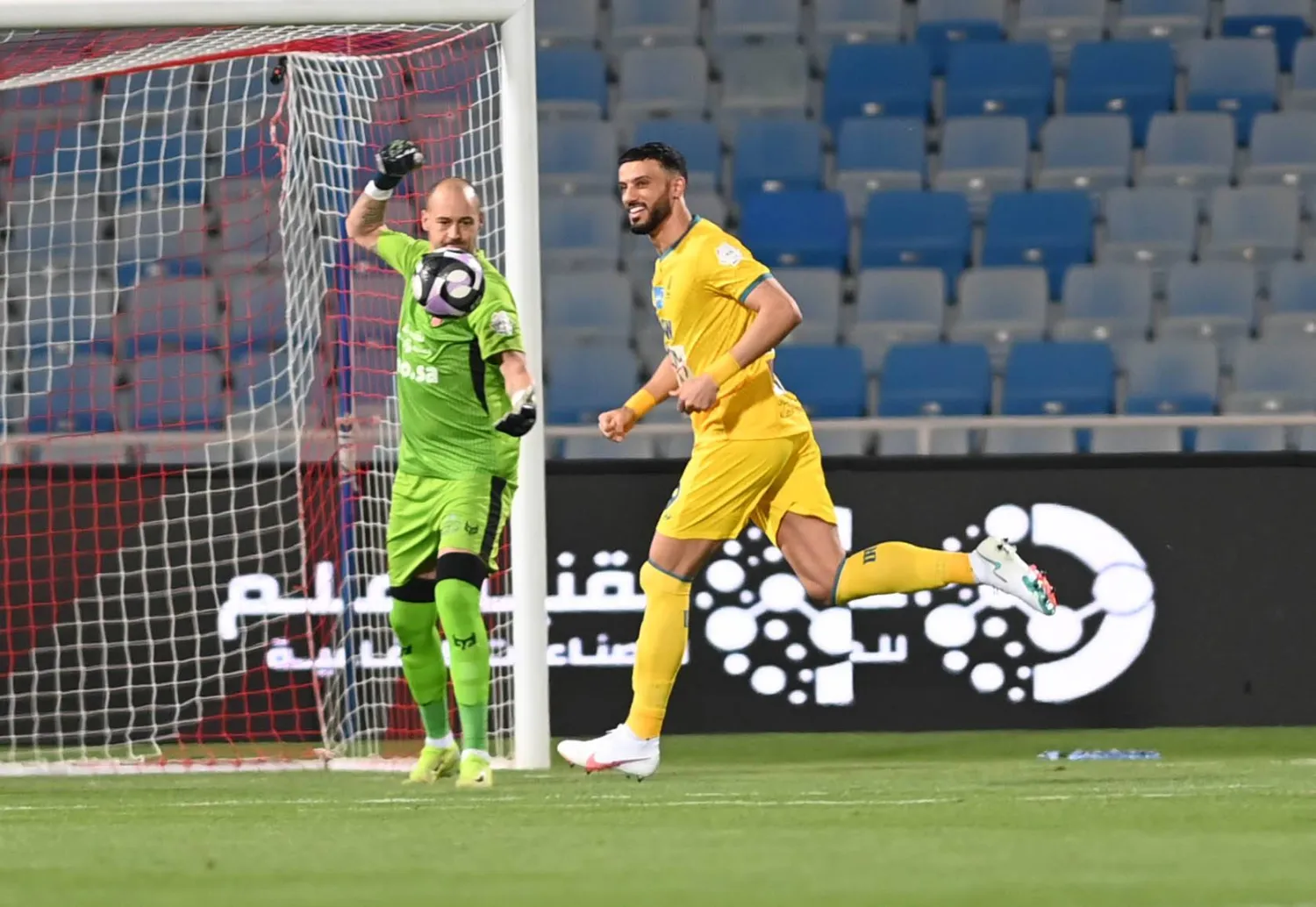 السومة محتفلاً بأحد أهدافه أمام الرياض (تصوير: بشير صالح)