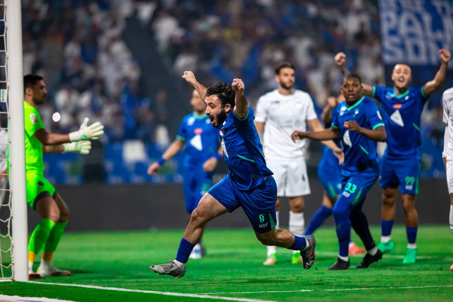 فارغاس لاعب الفتح محتفلاً بهدفه في الشباب (تصوير: عيسى الدبيسي)