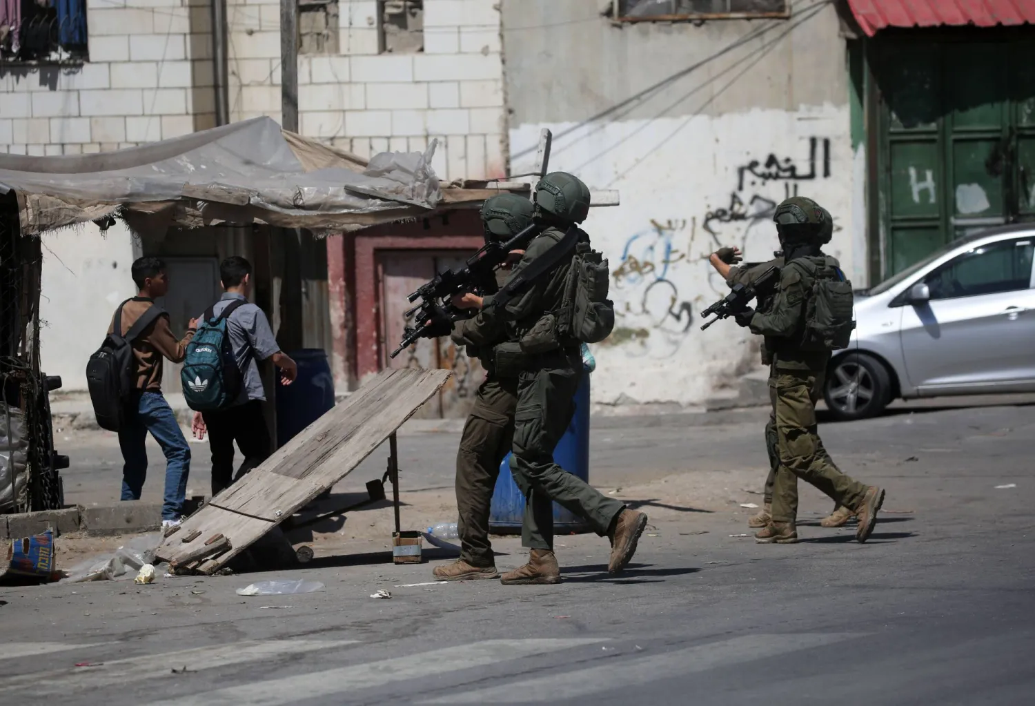 جنود إسرائيليون يقتحمون مخيماً للاجئين الفلسطينيين قرب مدينة نابلس بالضفة الغربية (د.ب.أ)