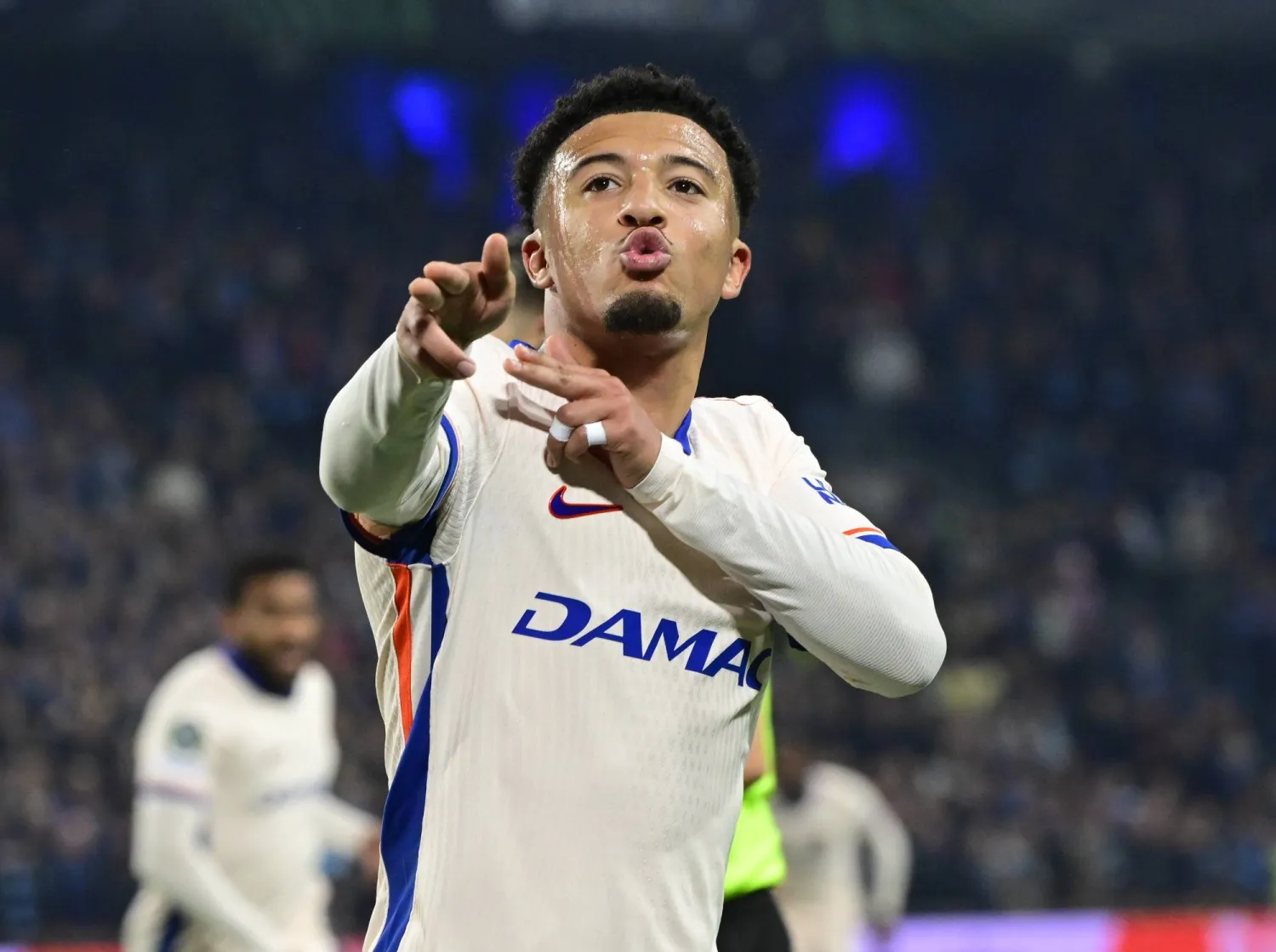 سانشو لاعب تشيلسي محتفلا بهدفه في الشباك السويدية (إ.ب.أ)