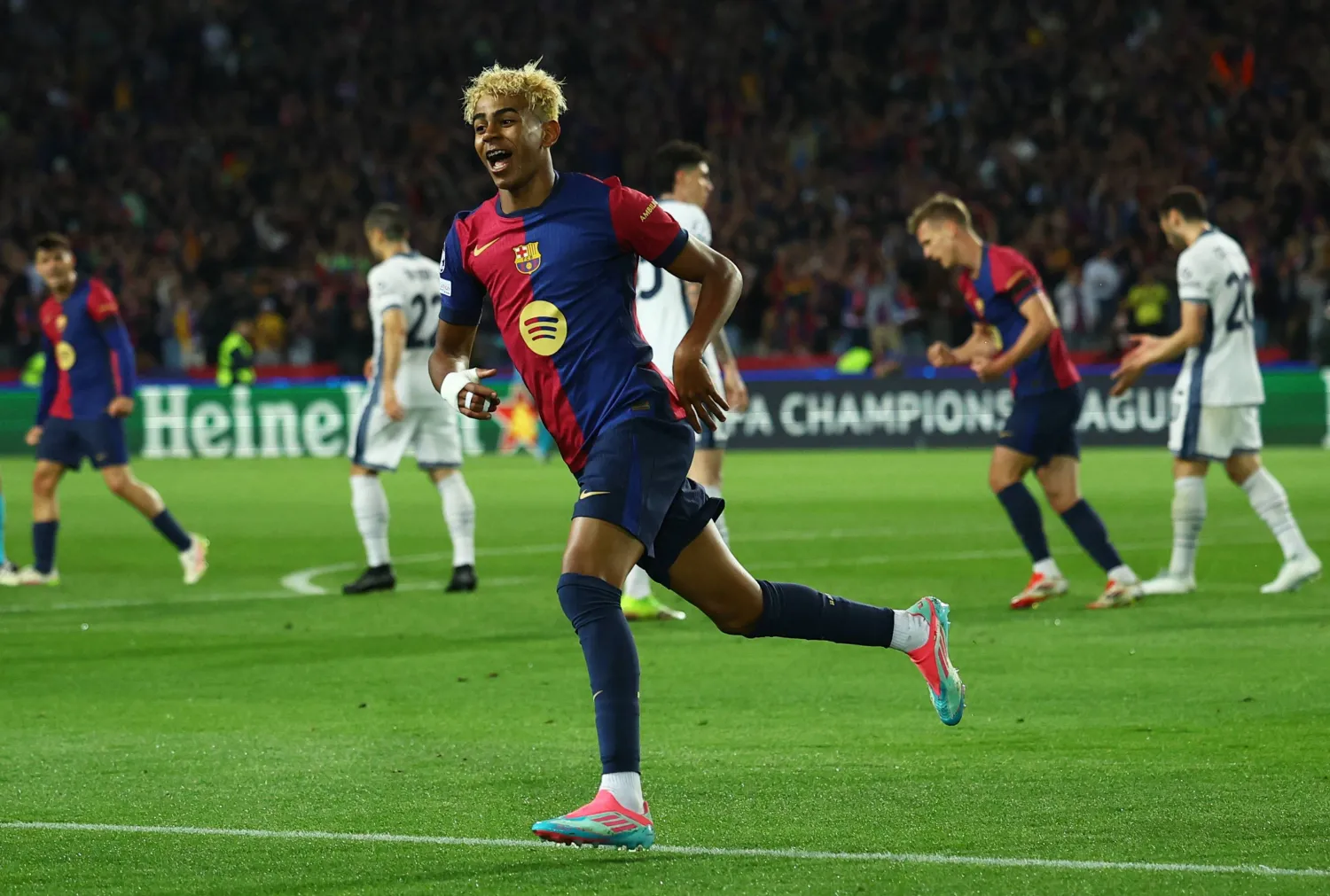 لامين جمال نجم برشلونة أبهر الجماهير بمهاراته (رويترز)
