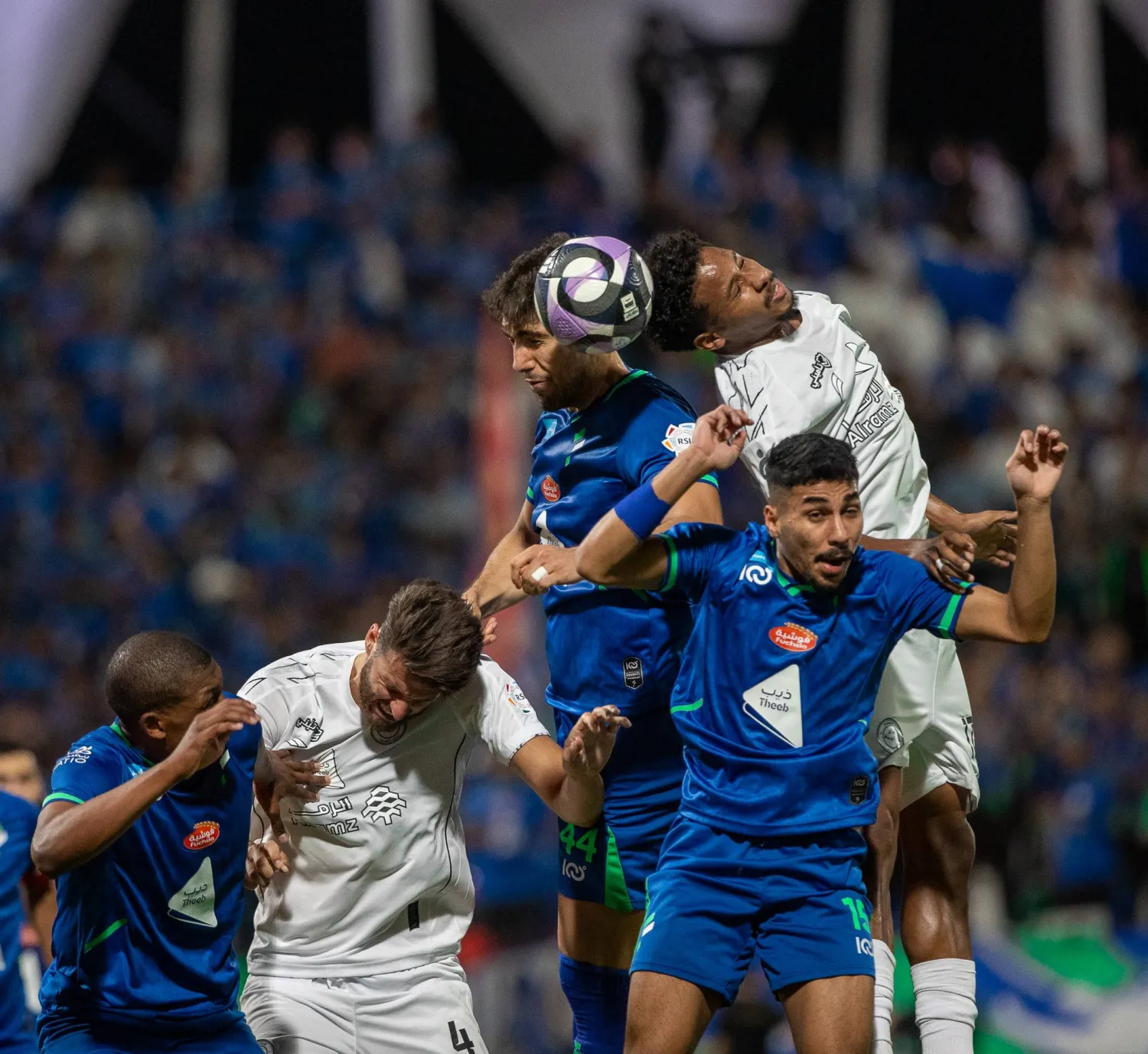 من المباراة التي جمعت الفتح والشباب (تصوير: عيسى الدبيسي)