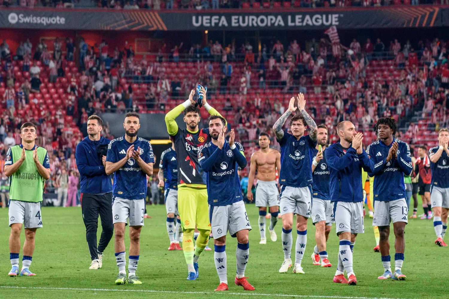 لاعبو مانشستر يونايتد يحييون جماهيرهم عقب الفوز الأوروبي (إ.ب.أ)