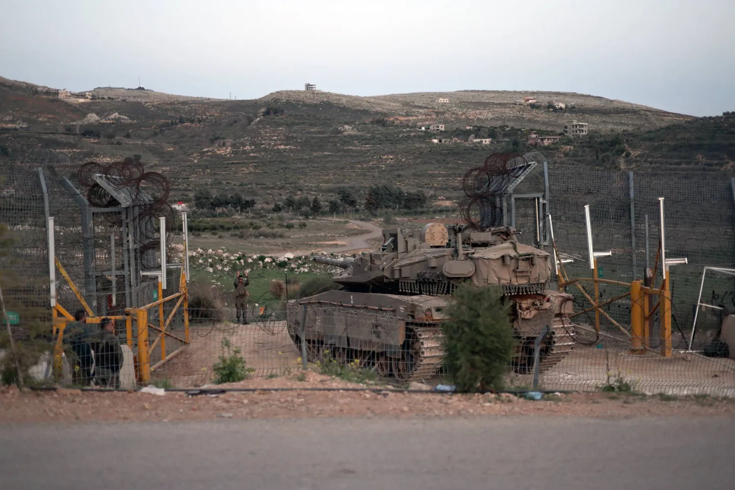 دبابة إسرائيلية تدخل المنطقة العازلة بين إسرائيل وسوريا قرب بلدة مجدل شمس بالجولان المحتل في 17 مارس 2025 (إ.ب.أ)