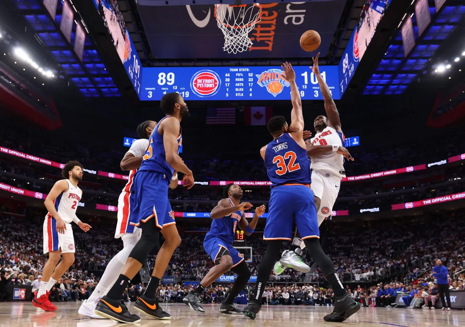 سجل برونسون ثلاثية قاتلة قبل أربع ثوان من نهاية المباراة ليمنح نيكس فوزا ناريا (أ.ف.ب)