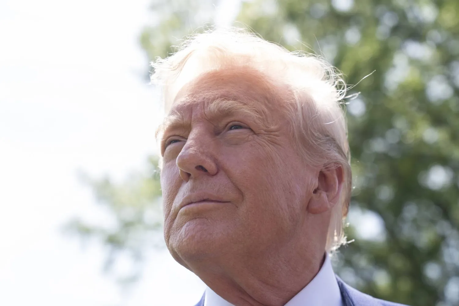 الرئيس الأميركي دونالد ترمب يتحدث إلى الصحافيين أثناء مغادرته البيت الأبيض بواشنطن في طريقه لحضور فعالية بولاية ميشيغان، 29 أبريل 2025 (أ.ب)