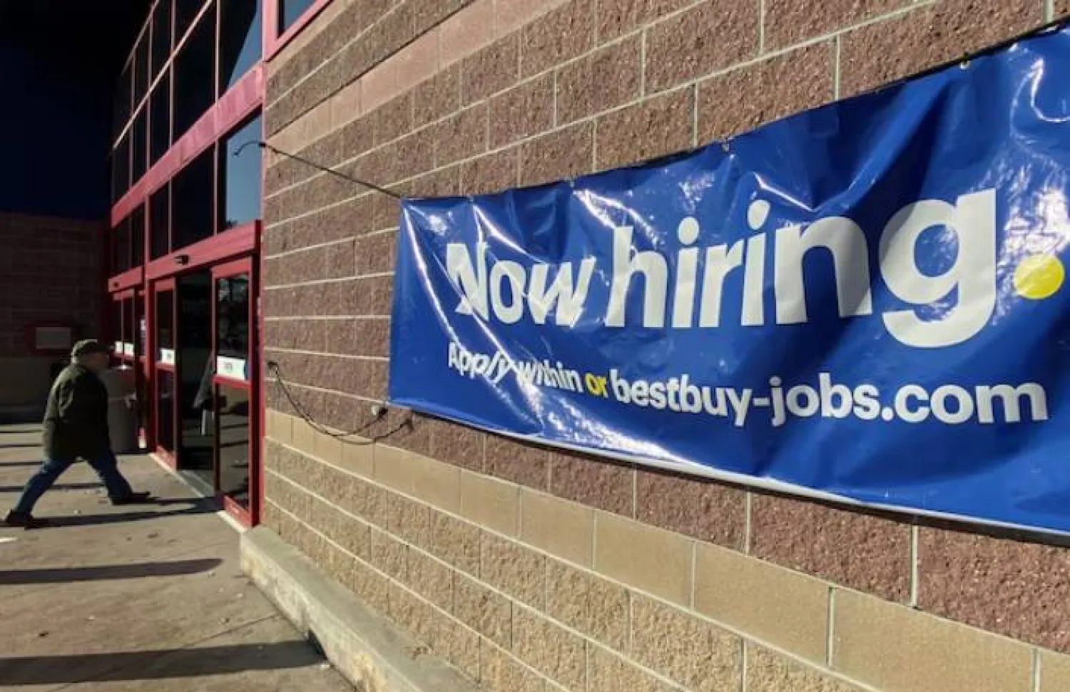 لافتة مكتوب عليها «نحن نوظف الآن» خارج متجر «بست باي» في نيو هامبشير بالولايات المتحدة (رويترز)