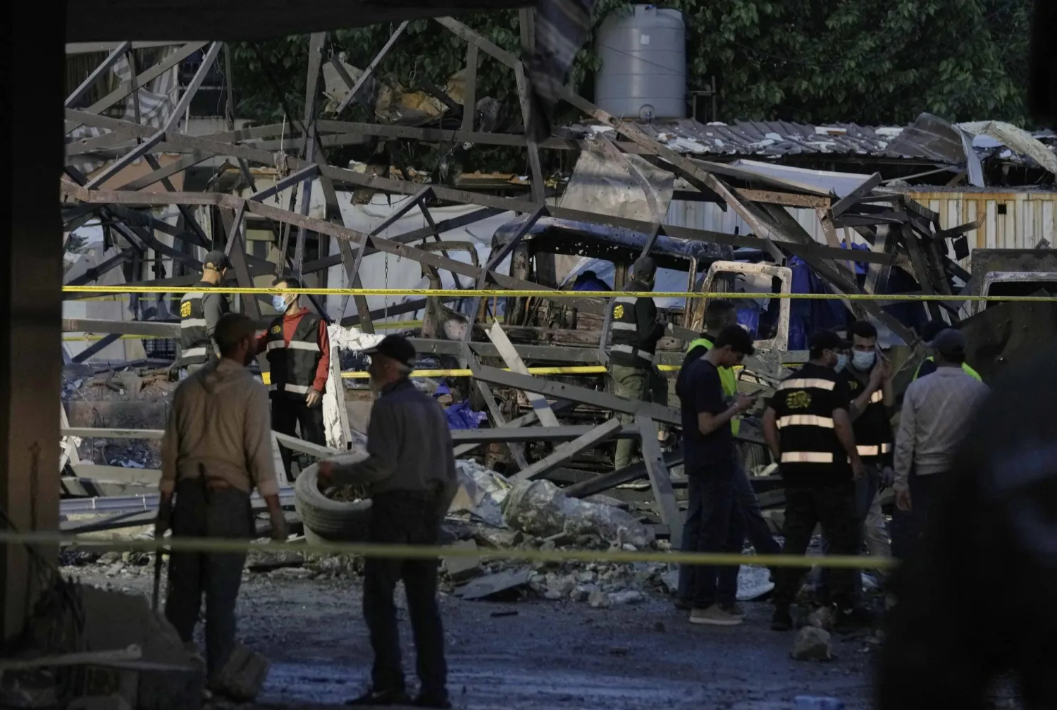 عمال الدفاع المدني يتفقدون إحدى المناطق بعد غارة جوية إسرائيلية على الضاحية الجنوبية لبيروت (أ.ب)