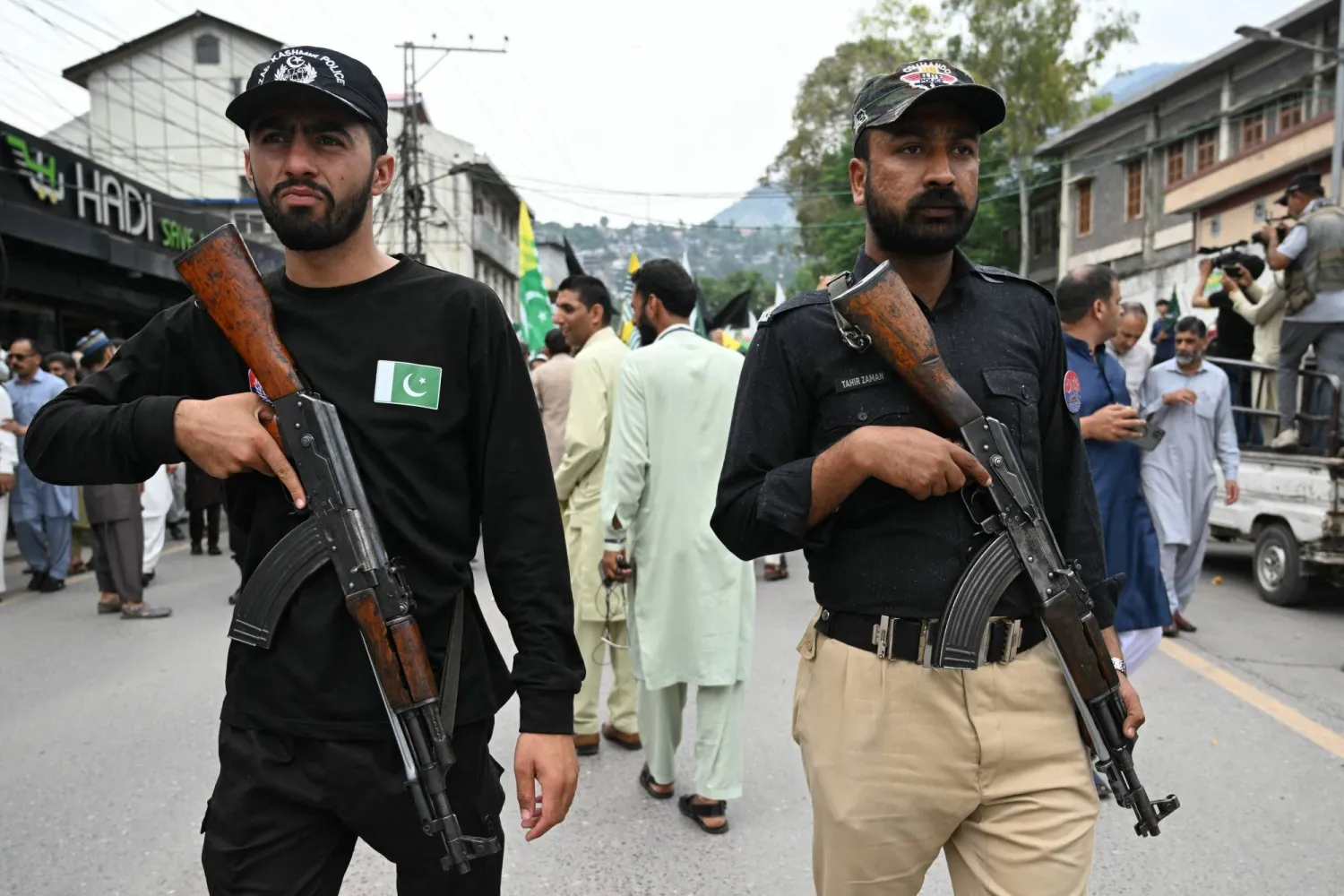 رافقت شرطة كشمير ناشطين وأنصار مؤتمر الحريات لجميع الأحزاب خلال احتجاج مناهض للهند في مظفر آباد في 2 مايو 2025 عقب استمرار التوترات الحدودية بين باكستان والهند على خلفية هجوم كشمير (أ.ف.ب)