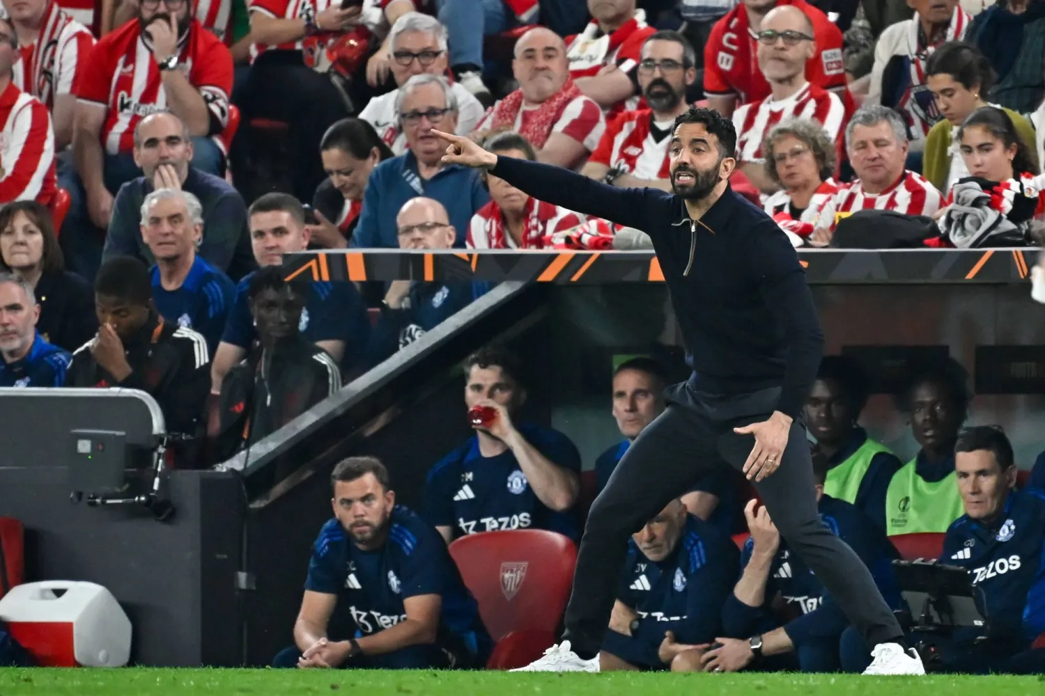 أموريم يعطي التوجيهات للاعبي اليونايتد خلال مواجهة بلباو (أ.ف.ب)