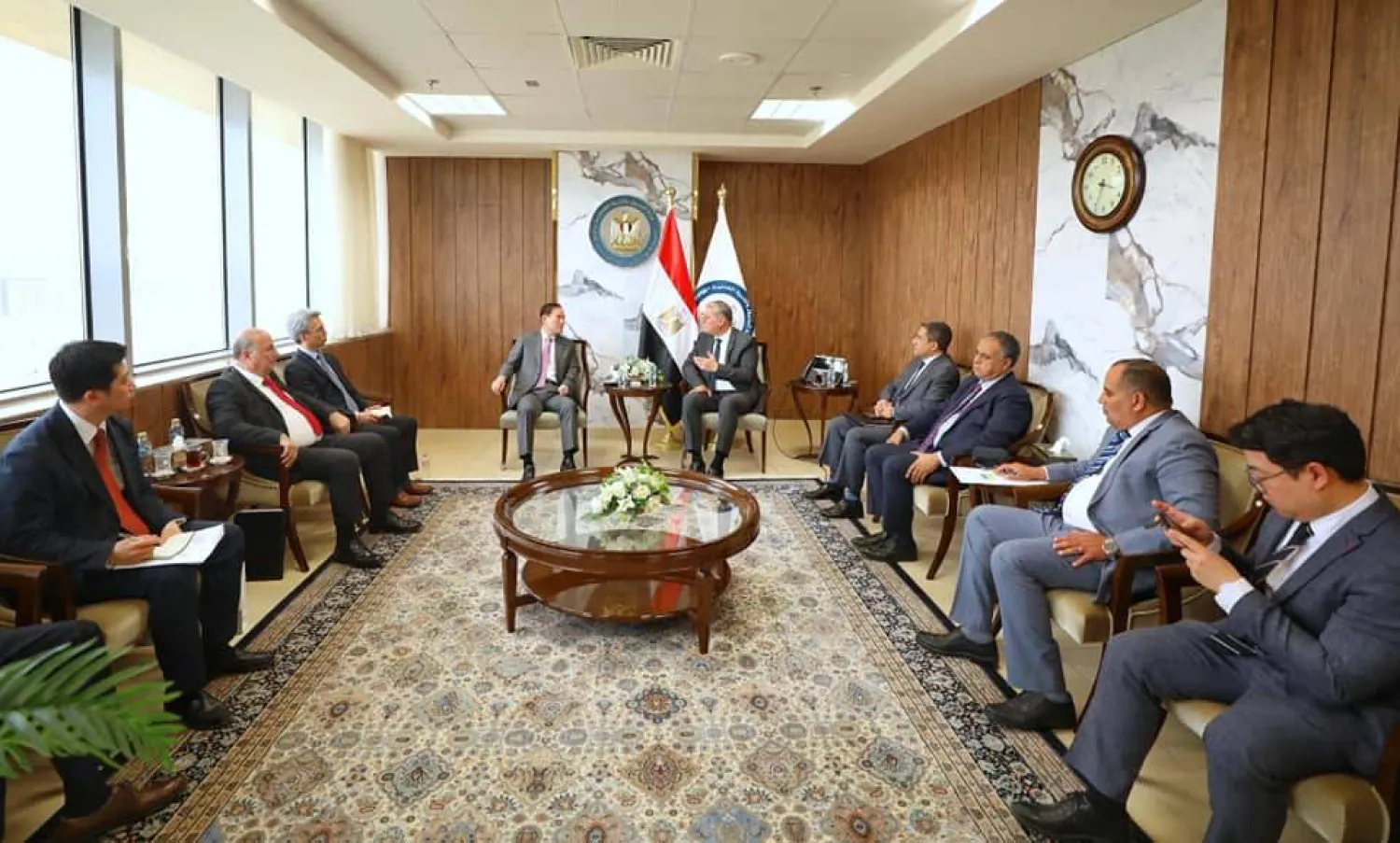 وزير البترول خلال استقبال رئيس مؤسسة البترول الوطنية الكورية (مجلس الوزراء المصري)