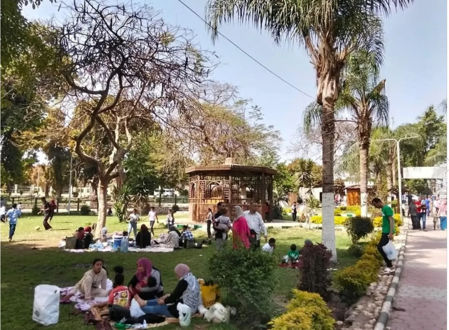 مصريون خلال احتفالهم بـ«عيد الربيع» في حدائق القناطر الخيرية بمصر (محافظة القليوبية)