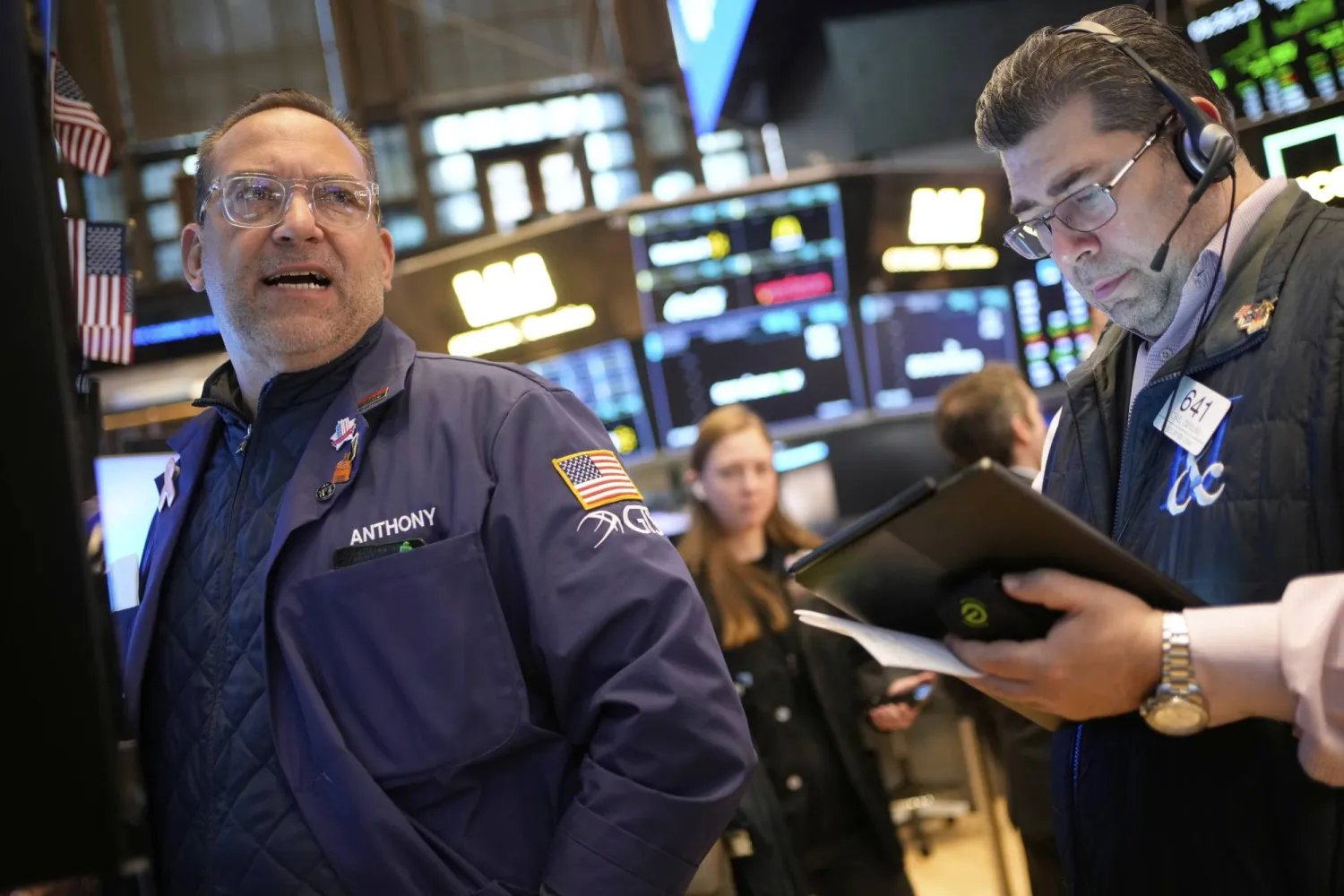متداولون يتابعون حركة المؤشرات في بورصة وول ستريت بمدينة نيويورك الأميركية (أ.ب)